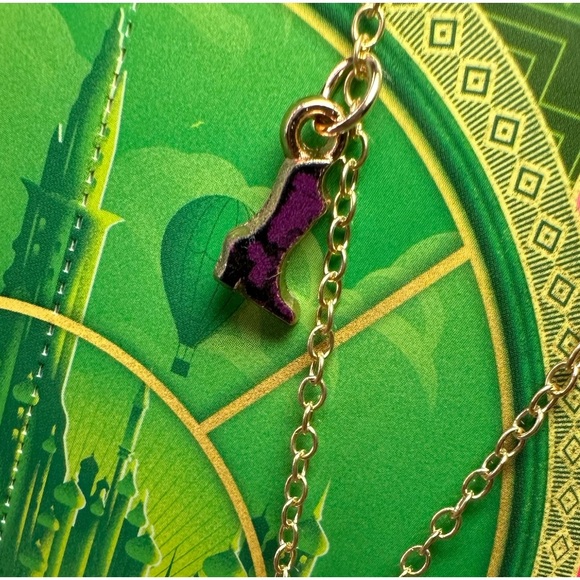 💚🩷Wicked Glinda Elphaba BFF necklace set NWT - Picture 10 of 14